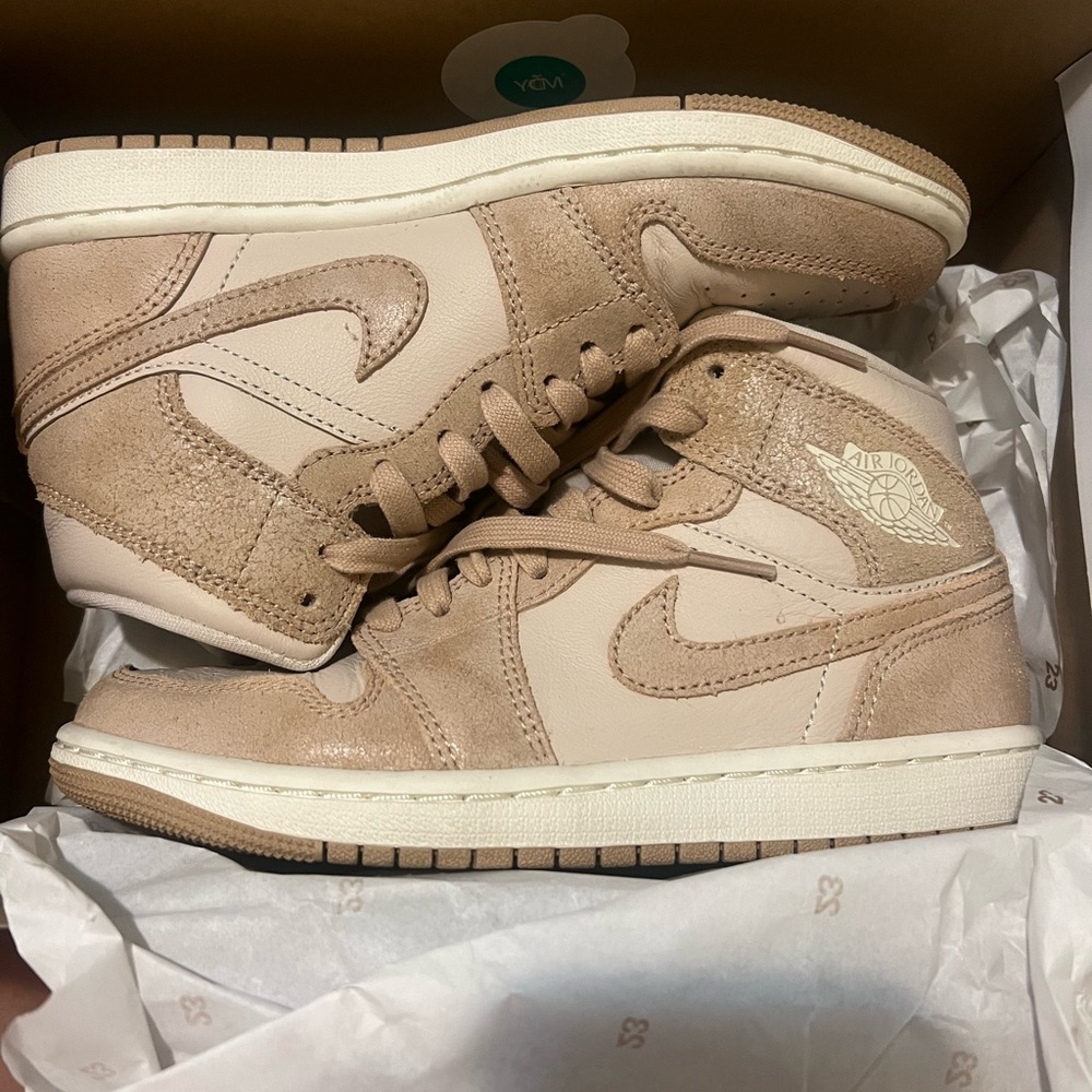Women’s Air Jordan 1 Mid SE ‘Legend Light brown’